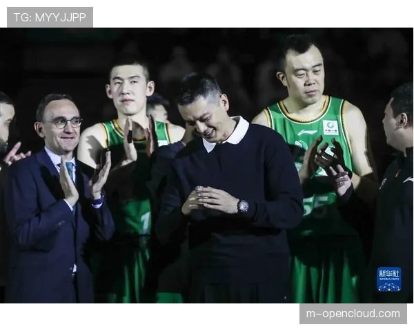 辽宁本钢队为功勋主帅杨鸣颁发“杰出贡献奖”